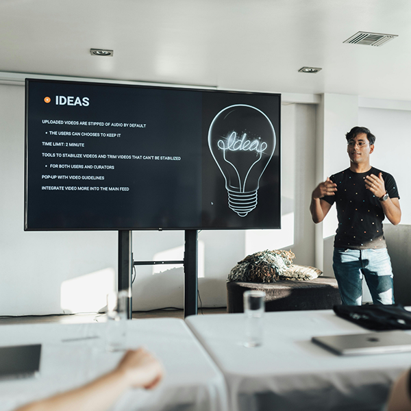 Speaking to Persuade: Motivating audiences with solid arguments and moving language Speaking to Persuade: Motivating audiences with solid arguments and moving language